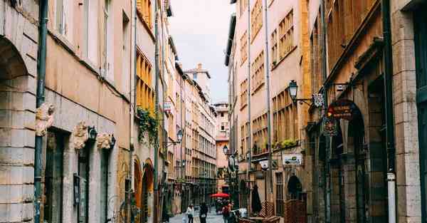 人工智能机器人和人谈恋爱