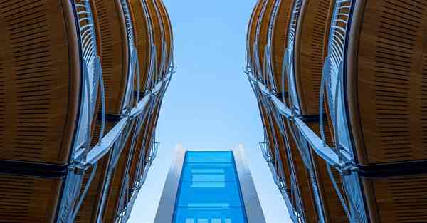 人工智能机器人和人谈恋爱